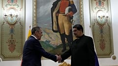 El presidente de Venezuela, Nicolás Maduro (d), se reúne con el ministro de Exteriores de Rusia, Serguéi Lavrov, en el Palacio Presidencial de Miraflores, en Caracas.