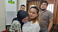لینا لطفیاواتی پس از محاکمه در دادگاهی در اندونزی