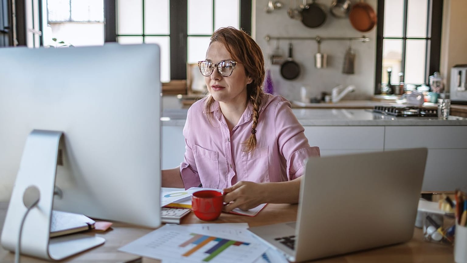 Von 9 bis 5 von zu Hause aus arbeiten? Eine neue Studie zeigt, wie man Emissionen einsparen kann.
