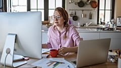 Von 9 bis 5 von zu Hause aus arbeiten? Eine neue Studie zeigt, wie man Emissionen einsparen kann.