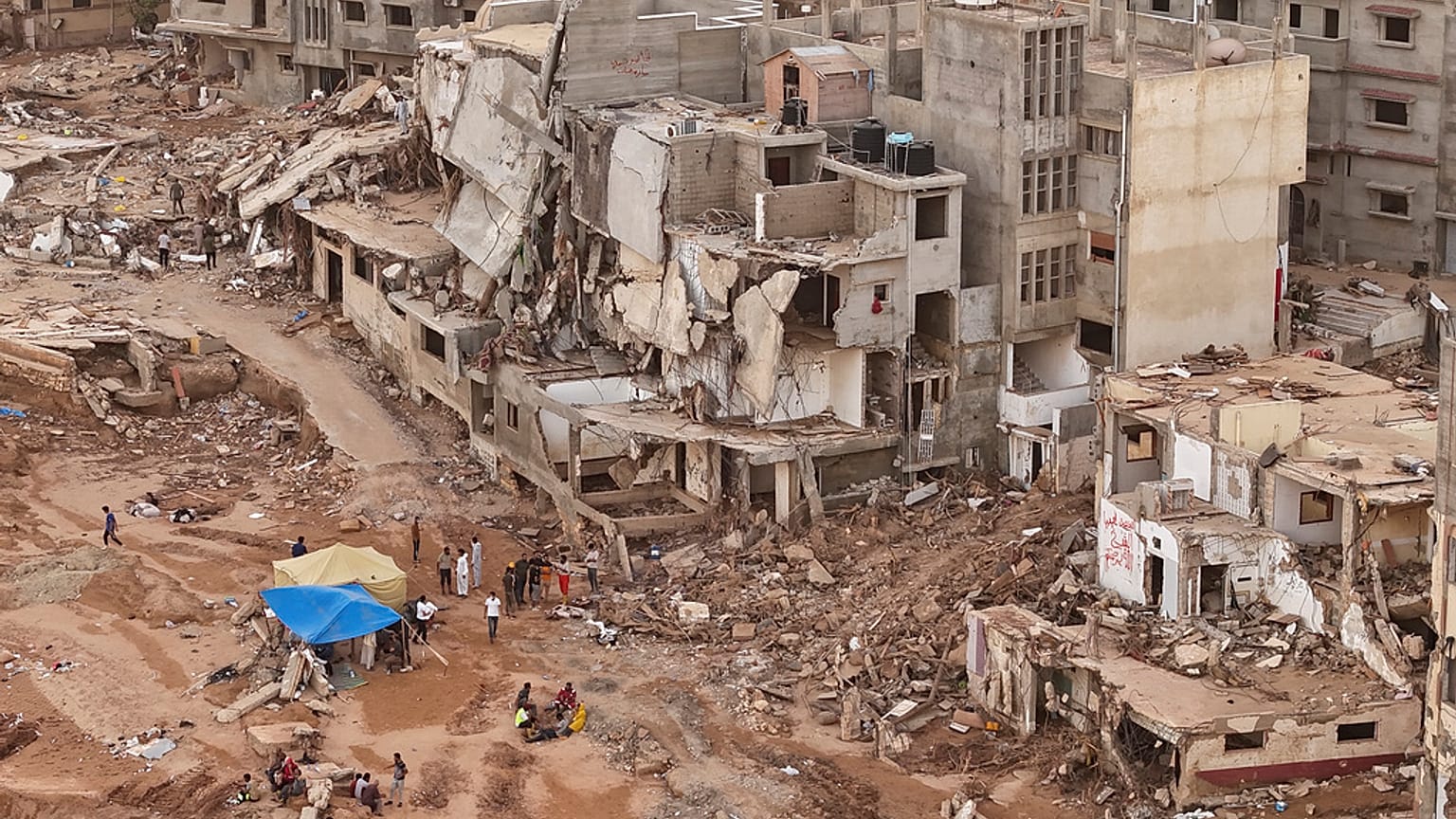 Derna kenti sularla denize sürüklendi