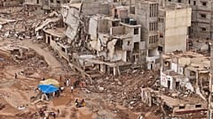 Derna kenti sularla denize sürüklendi