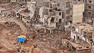 Derna kenti sularla denize sürüklendi