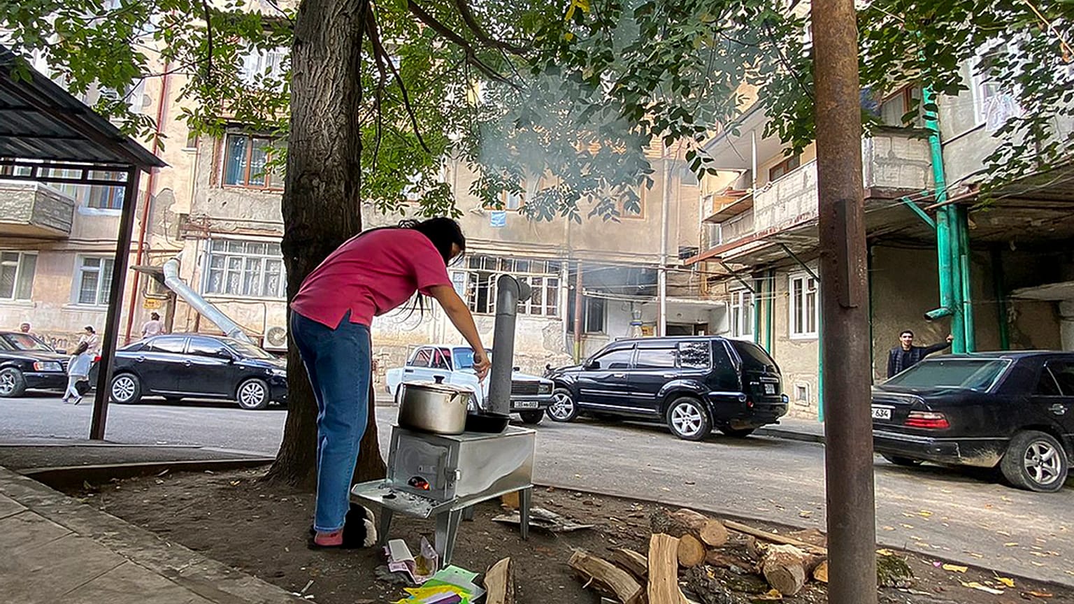 Στεπάνακερτ/Χανκέντι: Μια γυναίκα μαγειρεύει στο δρόμο
