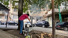 Στεπάνακερτ/Χανκέντι: Μια γυναίκα μαγειρεύει στο δρόμο