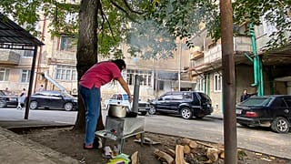 Στεπάνακερτ/Χανκέντι: Μια γυναίκα μαγειρεύει στο δρόμο