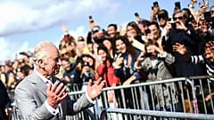 Ο Βασιλιάς Κάρολος χαιρετάει το πλήθος στο Μπορντό
