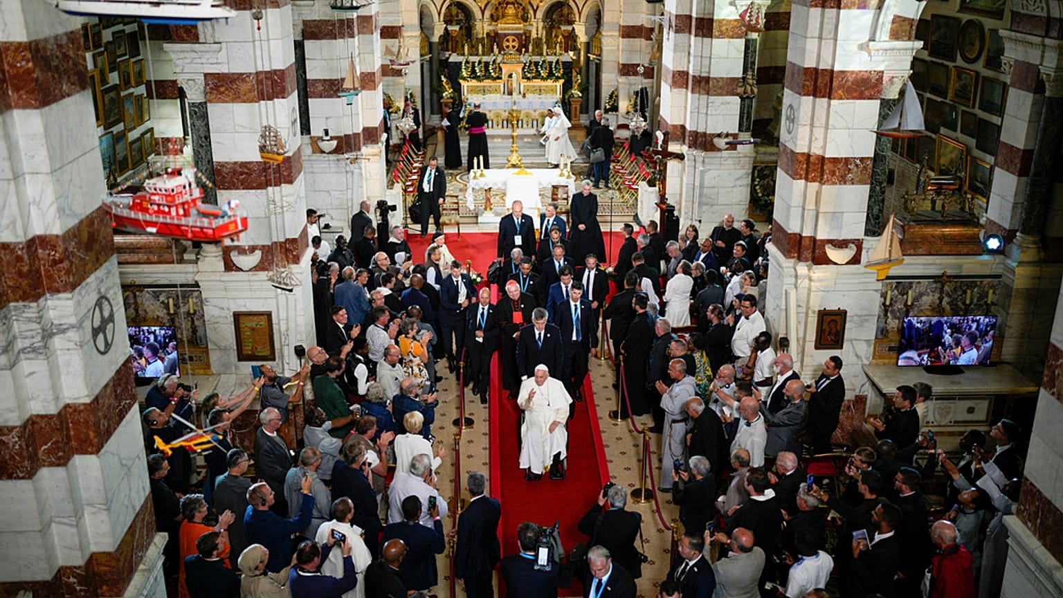 Il Papa a Marsiglia insieme a vescovi, politici e giovani. Salvare vite in mare "è un dovere di umanità"
