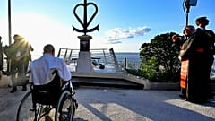 Ο Πάπας προσεύχεται στο μνημείο για όσους χάθηκαν στη θάλασσα