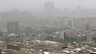 أسطح المنازل مغطاة بعاصفة رملية في طهران، إيران، 24 مايو 2022.