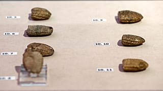 ألواحا طينية من العصر الأخميني معروضة في المتحف الوطني الإيراني في العاصمة طهران 