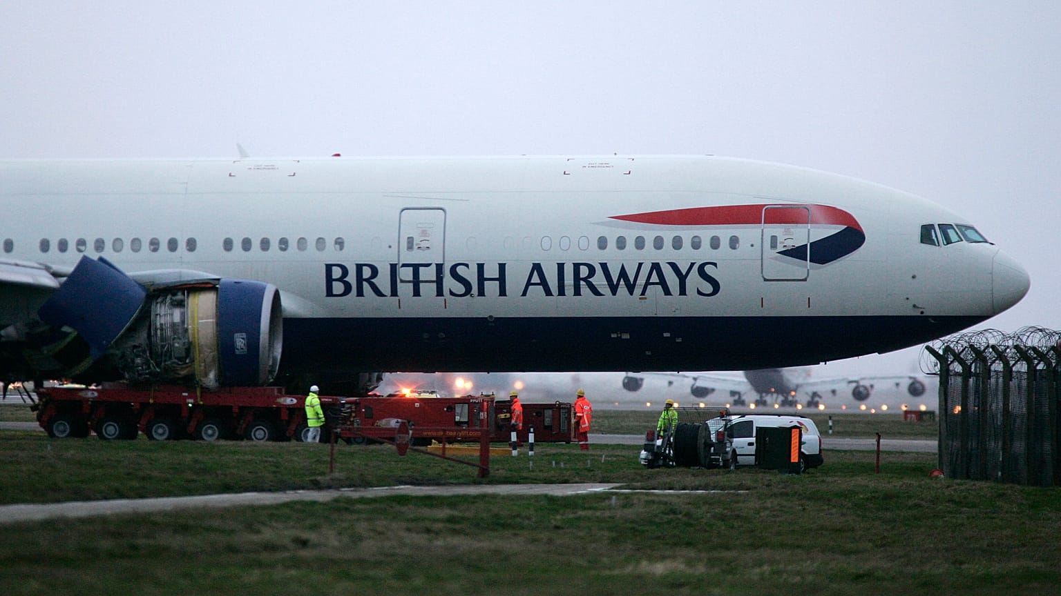 طائرة للخطوط الجوية البريطانية في مطار هيثرو، لندن.