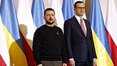 Polonya Başbakanı Mateusz Morawiecki ve Ukrayna devlet Başkanı Volodimir Zelenskiy (solda)