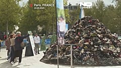 Schuh-Pyramide gegen Streumunition 