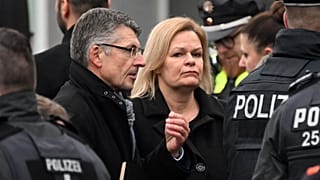 Nancy Faeser német belügyminiszter (k) látogatást tesz az előző éjjel elkövetett ámokfutás helyszínén, Hamburg Alsterdorf nevű városrészében 2023. március 10-én.
