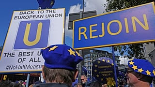 Az EU-hoz való újracsatlakozásra buzdító táblák a londoni tüntetésen 2023.09.23-án.