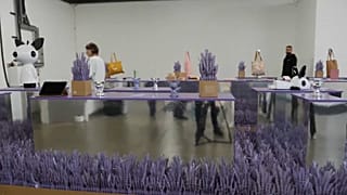 En la Feria del diseño de Londres 2023, se exponen distintos diseños originales de sillas.