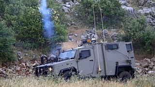 سربازان اسرائیلی در حال شلیک گاز اشک‌آور در نزدیکی تپه‌های كفرشوبا در تاریخ نهم ژوئن ۲۰۲۳