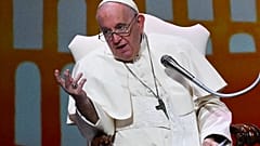 El papa Francisco critica la indiferencia en medio de la crisis migratoria, mientras la Iglesia católica celebra la Jornada Mundial del Migrante y el Refugiado.