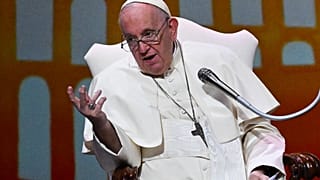 El papa Francisco critica la indiferencia en medio de la crisis migratoria, mientras la Iglesia católica celebra la Jornada Mundial del Migrante y el Refugiado.
