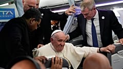 Pressekonferenz über den Wolken: Der Papst auf dem Flug von Marseille nach Rom