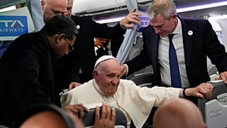 Pressekonferenz über den Wolken: Der Papst auf dem Flug von Marseille nach Rom