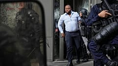 Ein Bankangestellter in Paris wird in Sicherheit gebracht am 23.9.2023