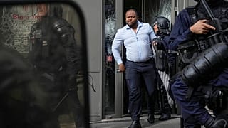 Ein Bankangestellter in Paris wird in Sicherheit gebracht am 23.9.2023