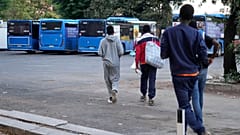 مهاجران از ایتالیا سعی دارند خود را با اتوبوس به مارسی در فرانسه برسانند. عکس به تاریخ ۱۲ سپتامبر ۲۰۲۳