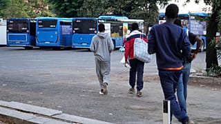 مهاجران از ایتالیا سعی دارند خود را با اتوبوس به مارسی در فرانسه برسانند. عکس به تاریخ ۱۲ سپتامبر ۲۰۲۳
