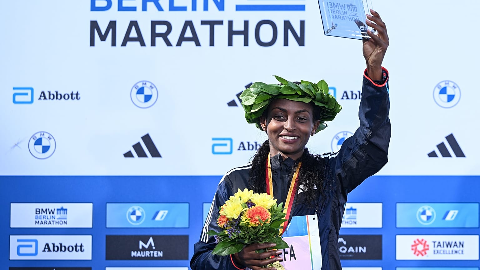 Tigst Assefa a 49. alkalommal rendezett berlini maraton eredményhirdetésén 2023. szeptember 24-én