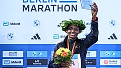 Tigst Assefa a 49. alkalommal rendezett berlini maraton eredményhirdetésén 2023. szeptember 24-én