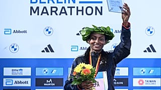 Tigst Assefa a 49. alkalommal rendezett berlini maraton eredményhirdetésén 2023. szeptember 24-én