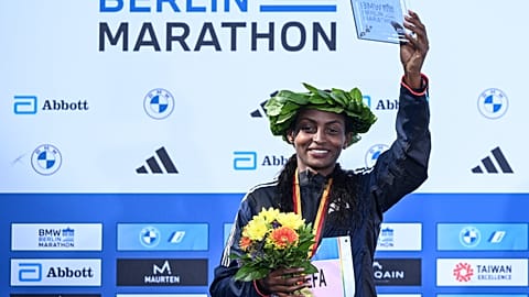 Tigst Assefa a 49. alkalommal rendezett berlini maraton eredményhirdetésén 2023. szeptember 24-én
