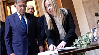 Regierungschefin Meloni nimmt Abschied vom ehemaligen Staatspräsidenten Napolitano.