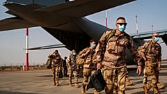 Французские военные сходят с борта американского транспортного самолета в Ниамее
