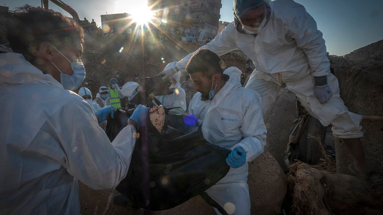 Los rescatistas recuperan el cuerpo de una víctima que murió durante las inundaciones en Derna, Libia, el viernes 15 de septiembre de 2023.