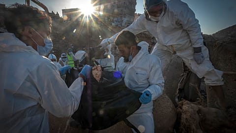 Equipas de resgate recuperam o corpo de uma vítima morta durante enchentes em Derna, Líbia, sexta-feira, 15 de setembro de 2023.