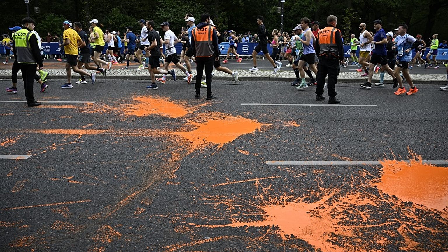 Ativistas ambientais atacam na maratona de Berlim