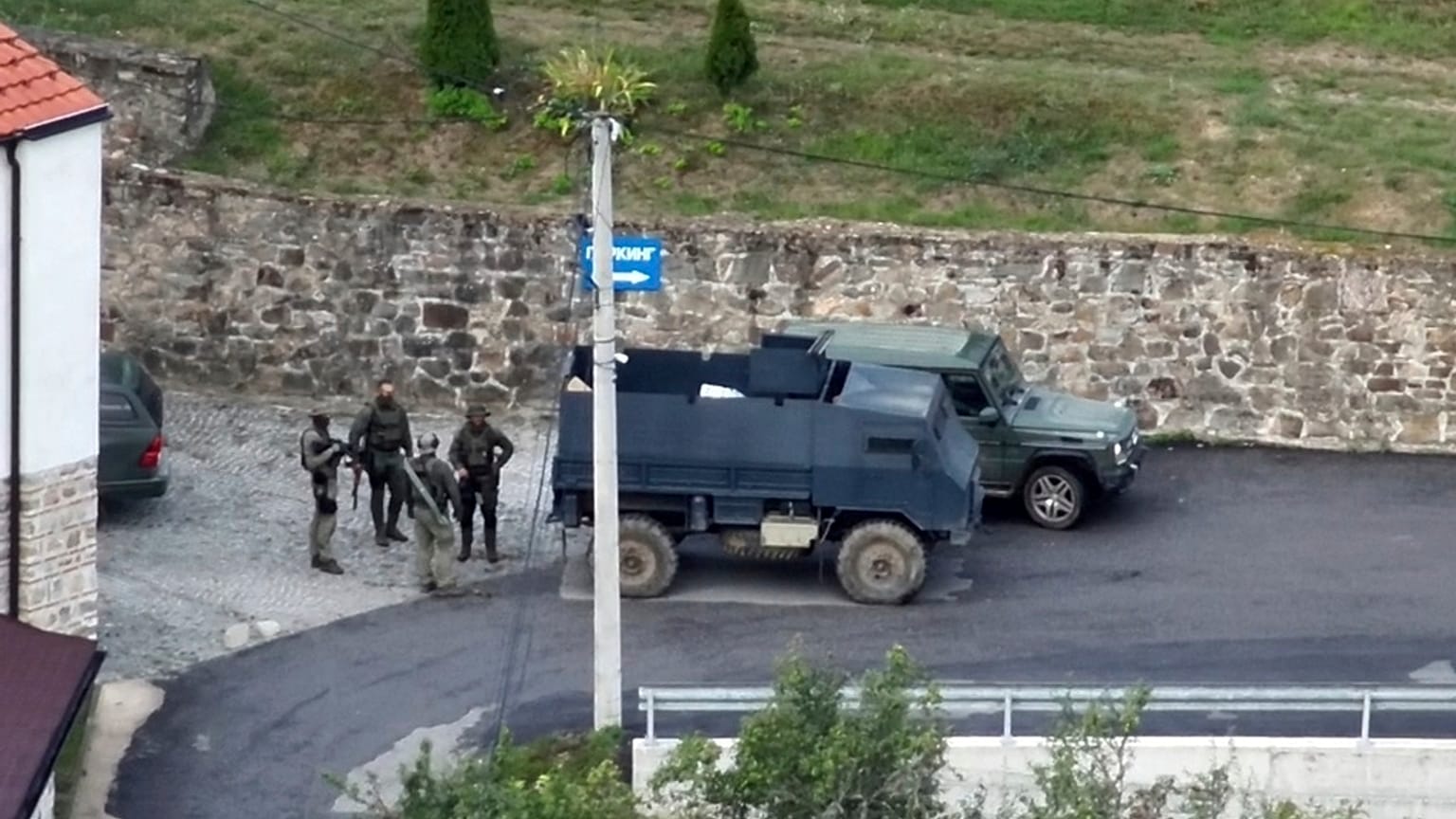 Fegyveresek a banjskai kolostor előtt vasárnap