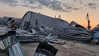 un grenier à blé détruit par une attaque de drone russe dans un port du Danube près d'Odessa, en Ukraine, le mercredi 16 août 2023.