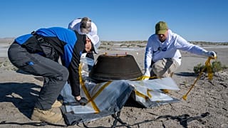 Científicos de la NASA recogen la muestra.