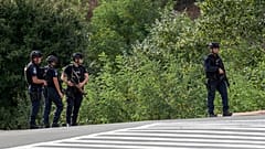 Kosova polisi, ülkenin kuzeyinde bir köydeki manastıra baskın düzenleyen silahlı Sırplara müdahale ederken