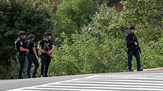Kosova polisi, ülkenin kuzeyinde bir köydeki manastıra baskın düzenleyen silahlı Sırplara müdahale ederken