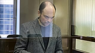Vlagyimir Kara-Murza áprilisban, a moszkvai bíróság előtt