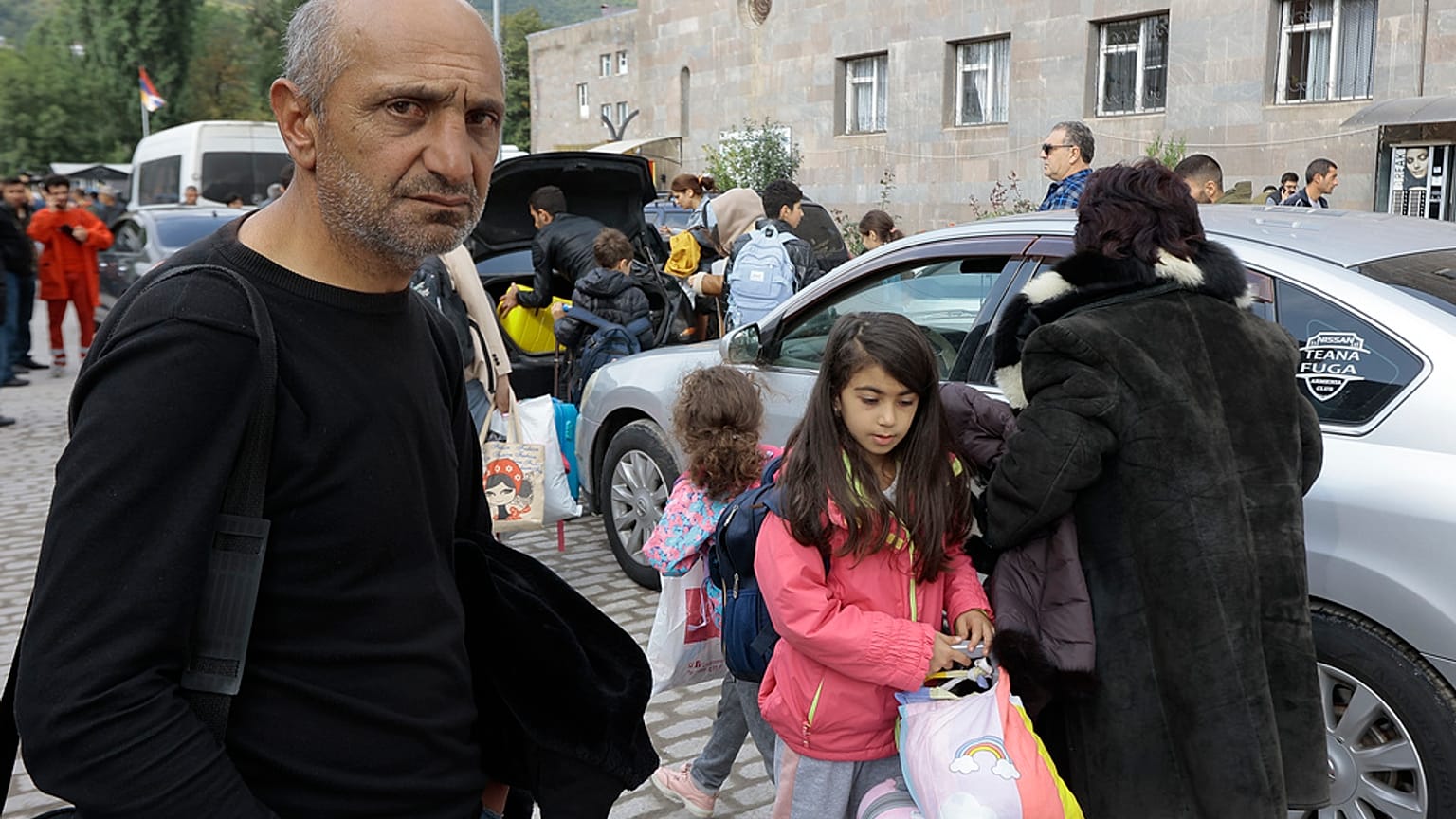 Arménios de Nagorno-Karabakh chegam a cidade na região de Syunik, na Arménia, esta segunda-feira.
