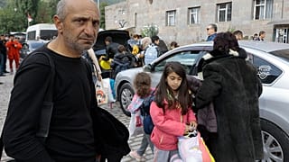 Arménios de Nagorno-Karabakh chegam a cidade na região de Syunik, na Arménia, esta segunda-feira.