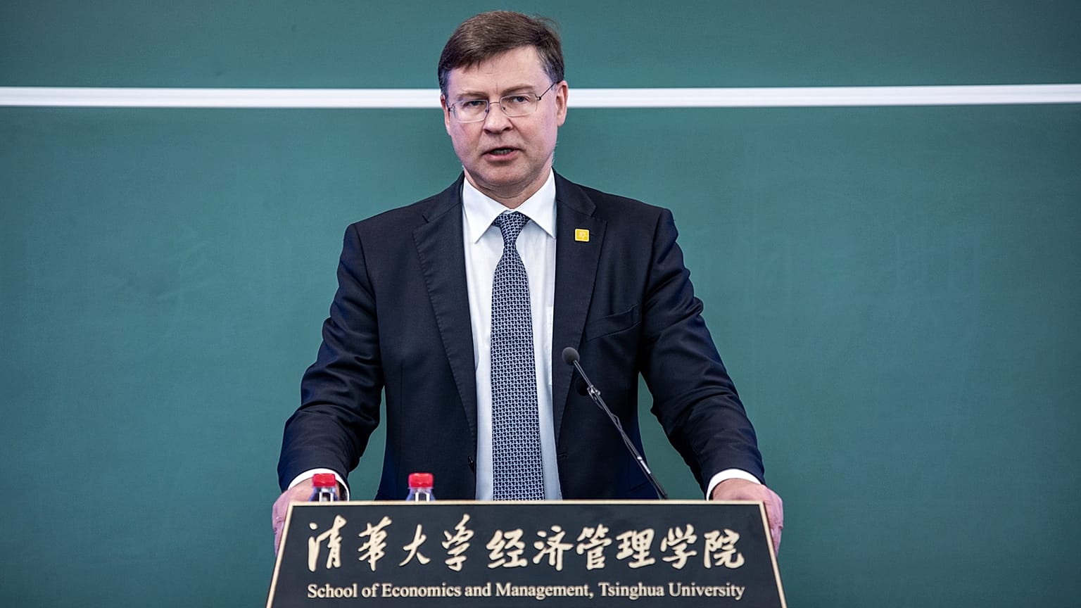Valdis Dombrovskis, vicepresidente esecutivo della Commissione europea, ha tenuto un discorso all'Università Tsinghua di Pechino.