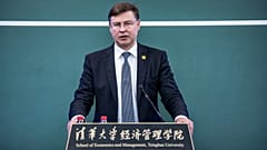 Valdis Dombrovskis, der Vizepräsident der Europäischen Kommission, hielt eine Rede an der Tsinghua-Universität in Peking.