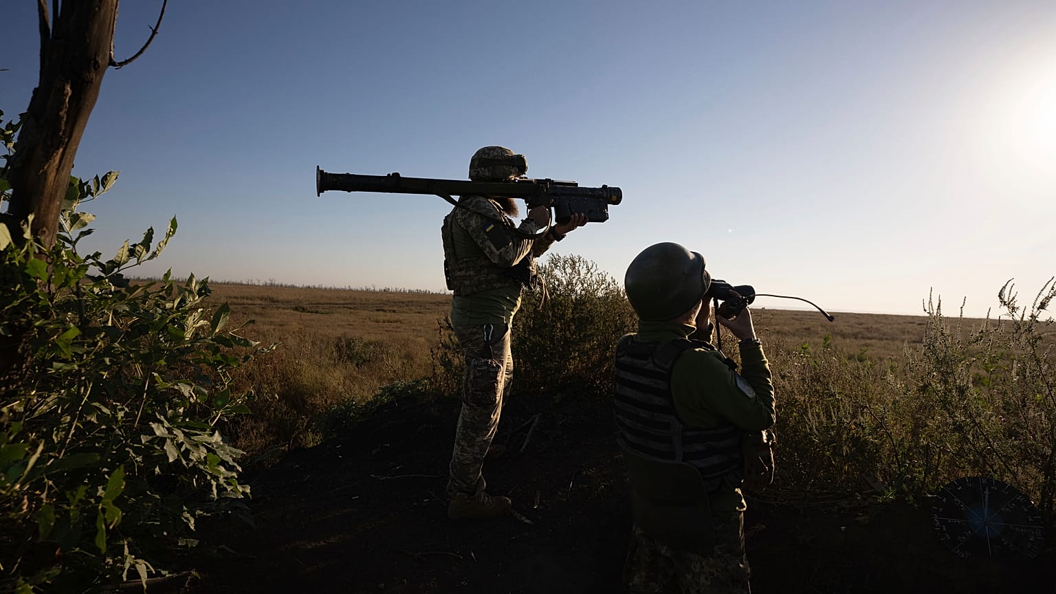 Militares ucranianos en la línea del frente cerca de Klishchiivka, región de Donetsk, Ucrania, domingo 24 de septiembre de 2023.